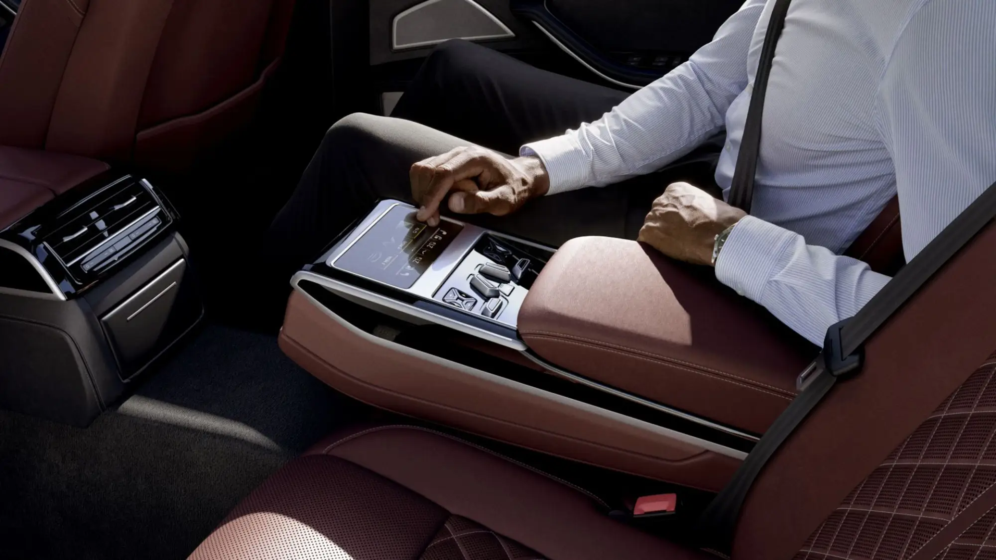 Audi A8 2025: prezzo, foto, dimensioni, allestimenti - 10