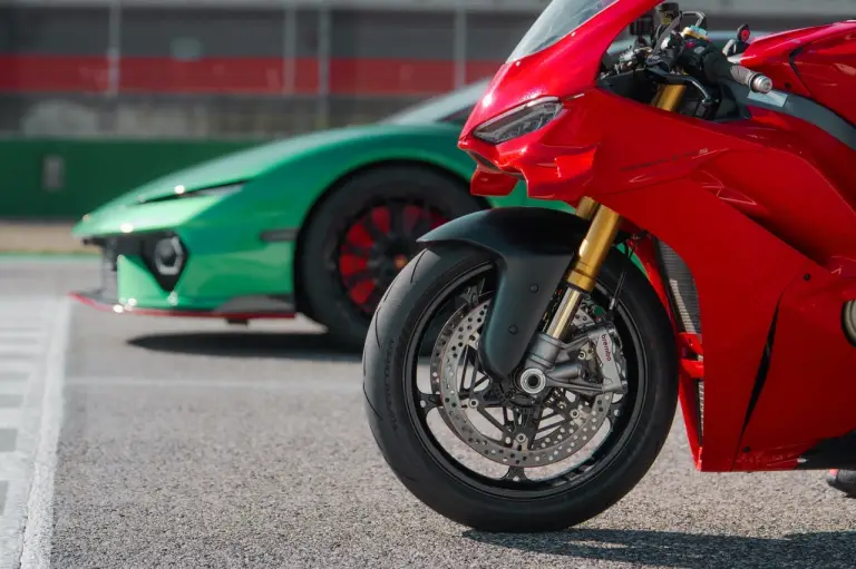 Lamborghini Temerario VS Ducati Panigale V4 - 4