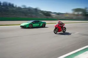 Lamborghini Temerario VS Ducati Panigale V4 - 3