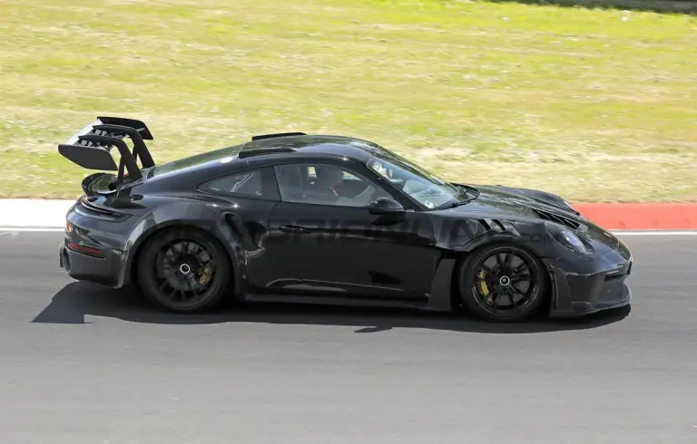 Porsche 911 GT2 RS 2026 - Foto spia 19-05-2025 - 1