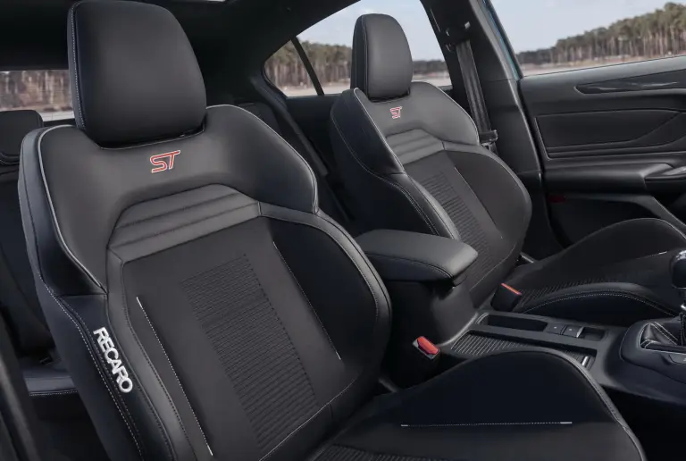 Ford Focus 2025: foto, prezzo, dimensioni, interni - 8