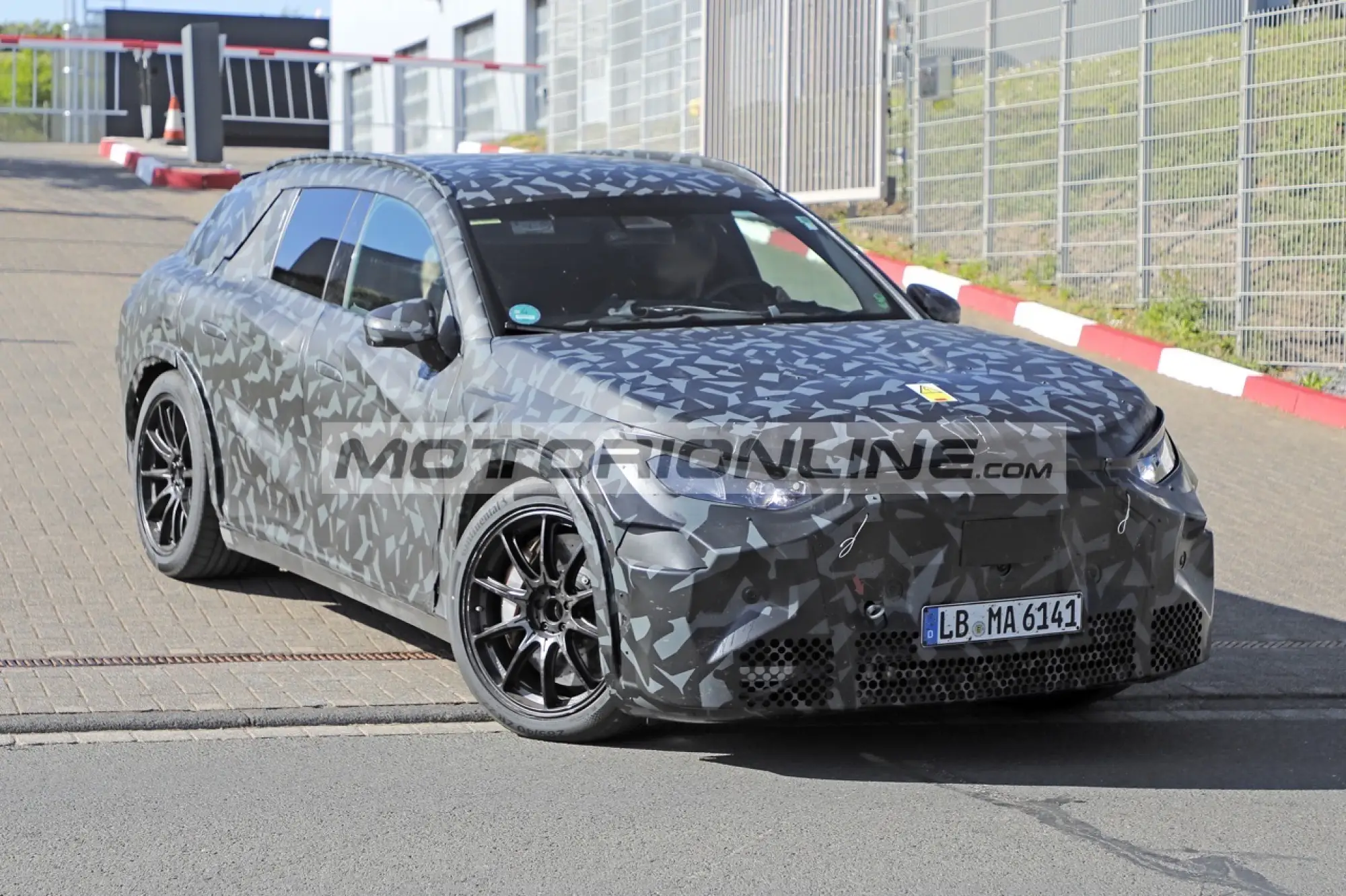 Mercedes AMG SUV - Foto spia 20-5-2025 - 7