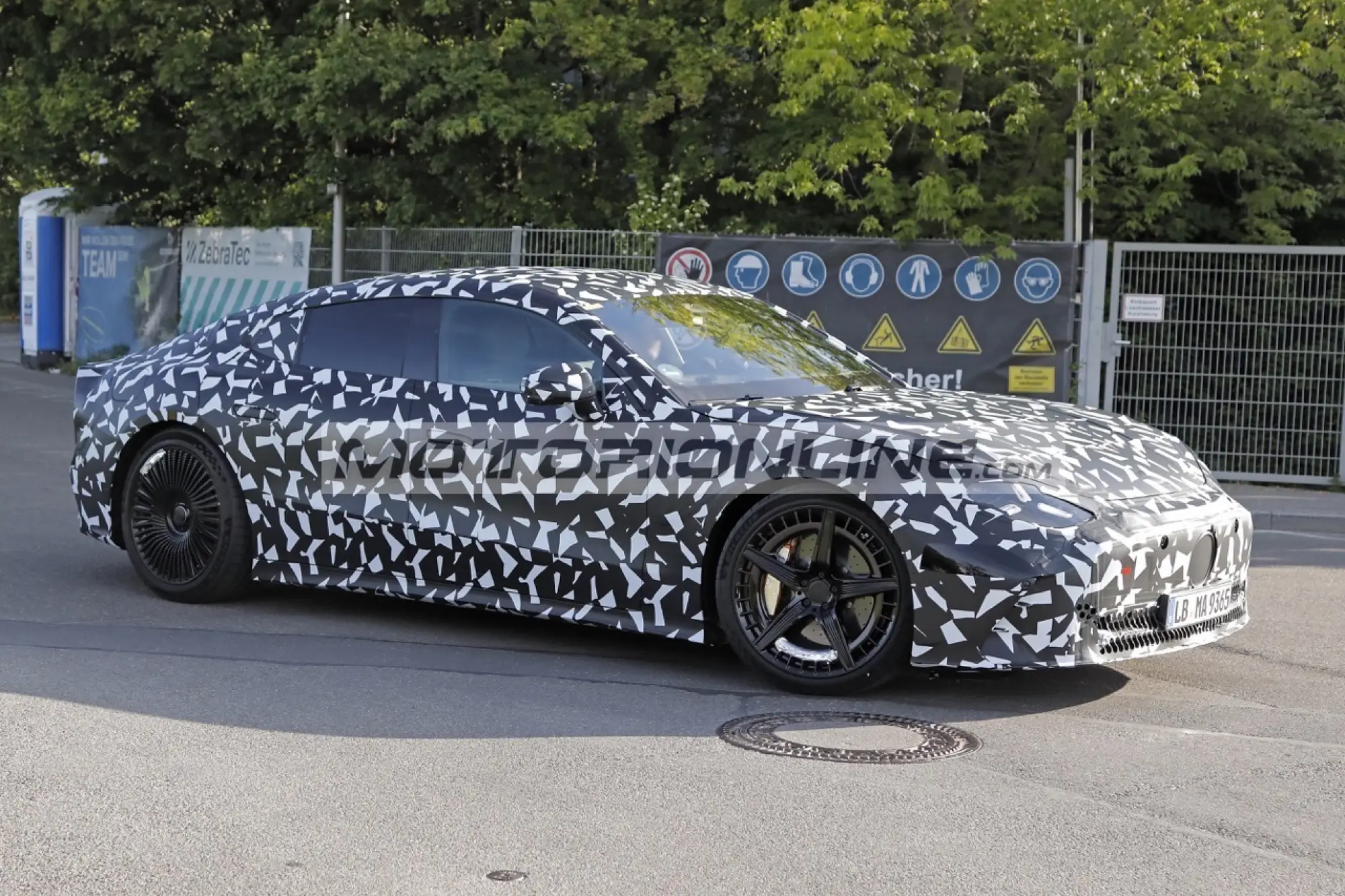 Mercedes AMG GT 4 porte - Foto spia 20-5-2025 - 4