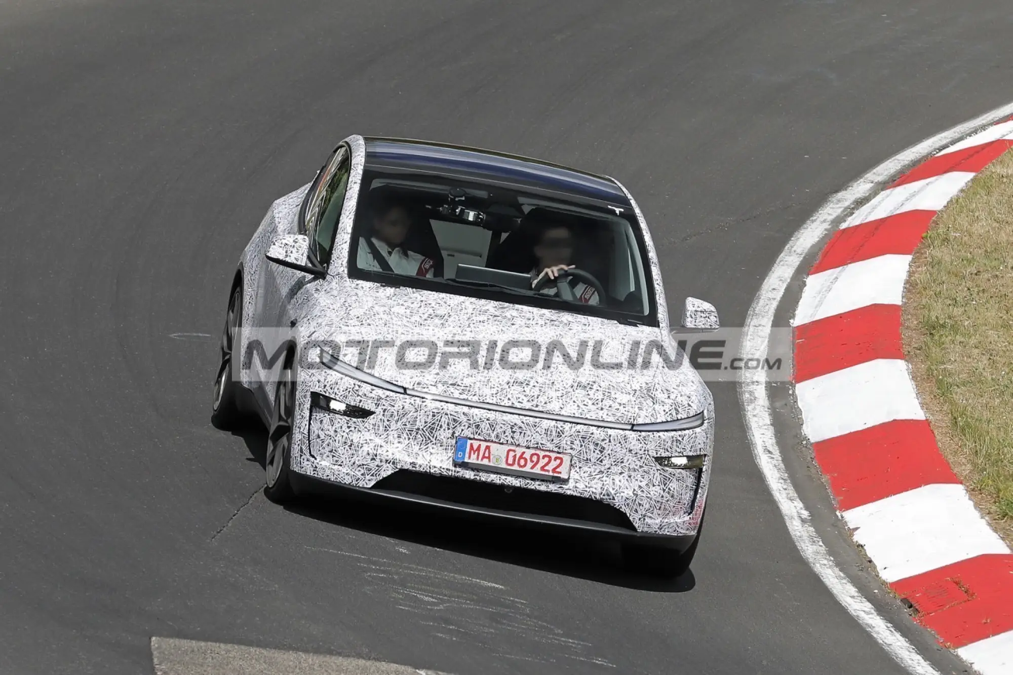 Tesla Model Y Performance - Foto spia 21-5-2025 - 1