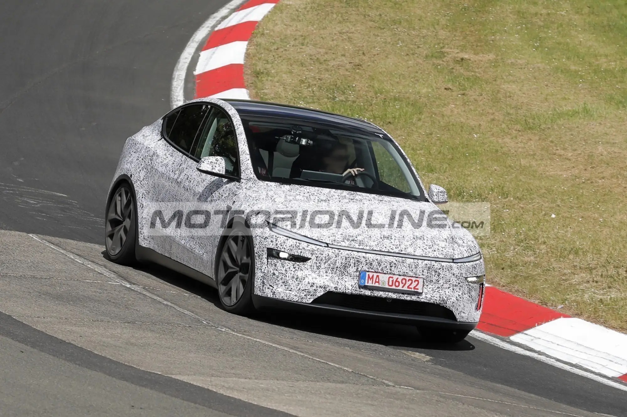 Tesla Model Y Performance - Foto spia 21-5-2025 - 2