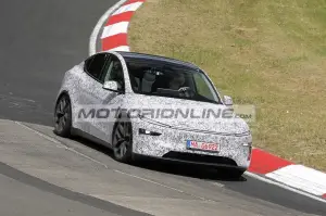 Tesla Model Y Performance - Foto spia 21-5-2025 - 2