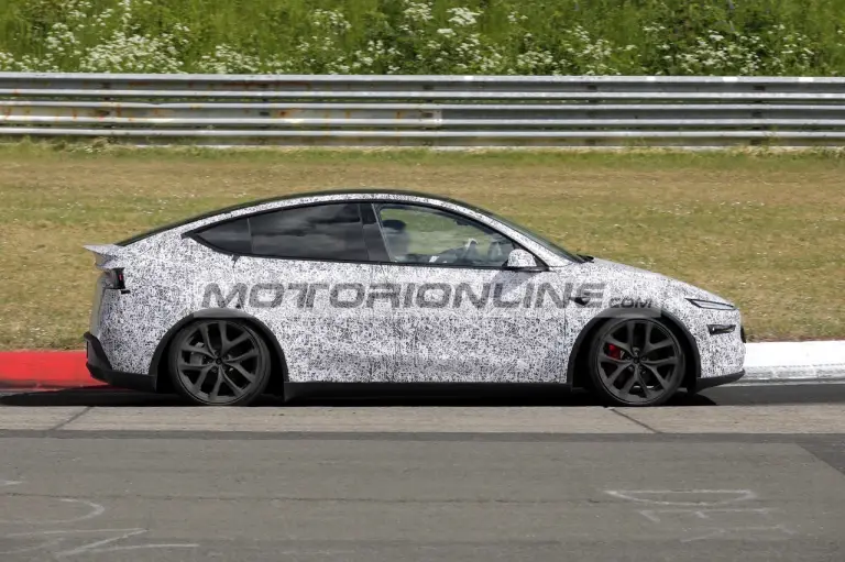 Tesla Model Y Performance - Foto spia 21-5-2025 - 4