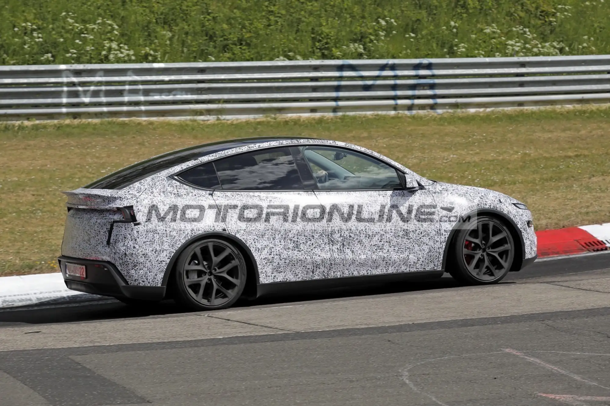 Tesla Model Y Performance - Foto spia 21-5-2025 - 3