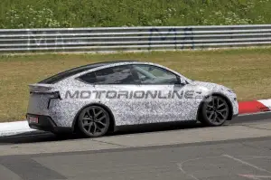 Tesla Model Y Performance - Foto spia 21-5-2025 - 3