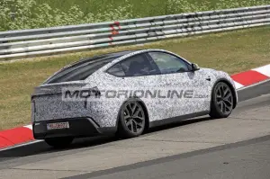 Tesla Model Y Performance - Foto spia 21-5-2025 - 8