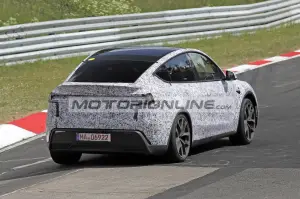 Tesla Model Y Performance - Foto spia 21-5-2025 - 7
