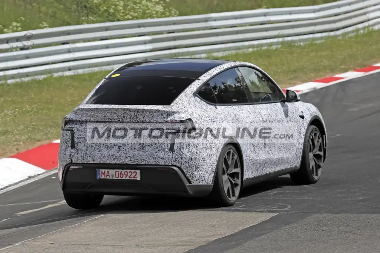 Tesla Model Y Performance - Foto spia 21-5-2025 - 7