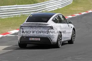 Tesla Model Y Performance - Foto spia 21-5-2025 - 9