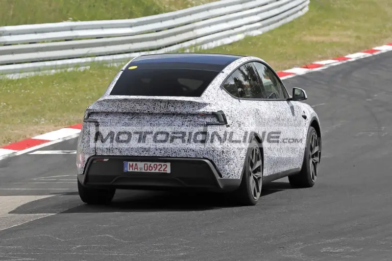 Tesla Model Y Performance - Foto spia 21-5-2025 - 9