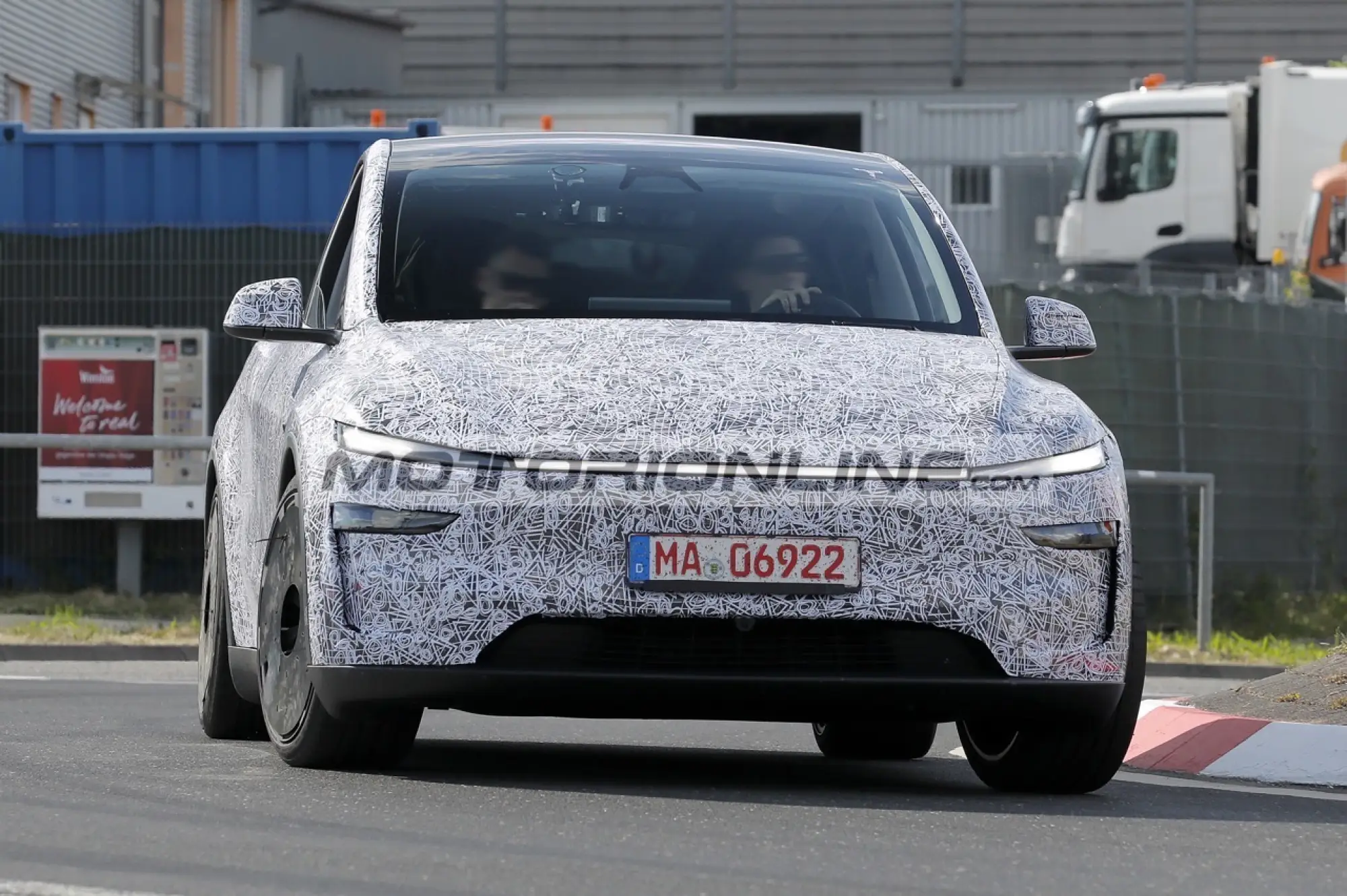 Tesla Model Y Performance - Foto spia 21-5-2025 - 11