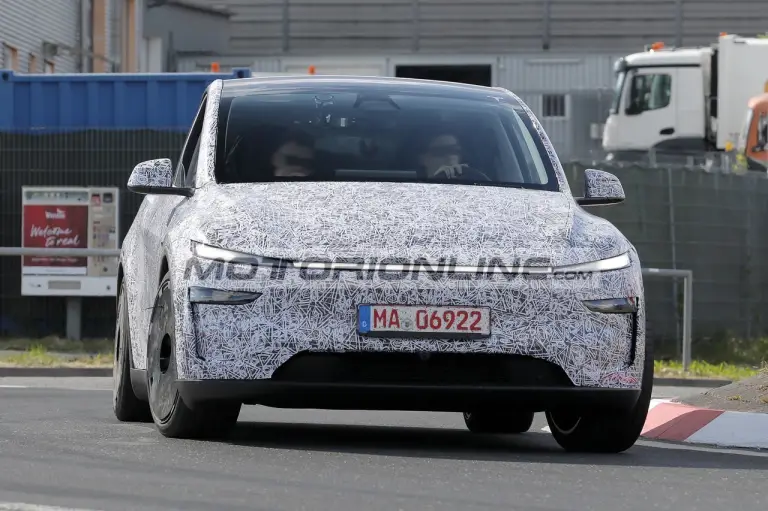 Tesla Model Y Performance - Foto spia 21-5-2025 - 11