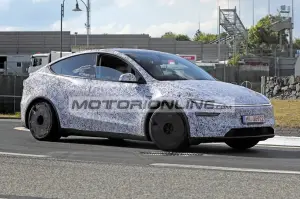 Tesla Model Y Performance - Foto spia 21-5-2025 - 15