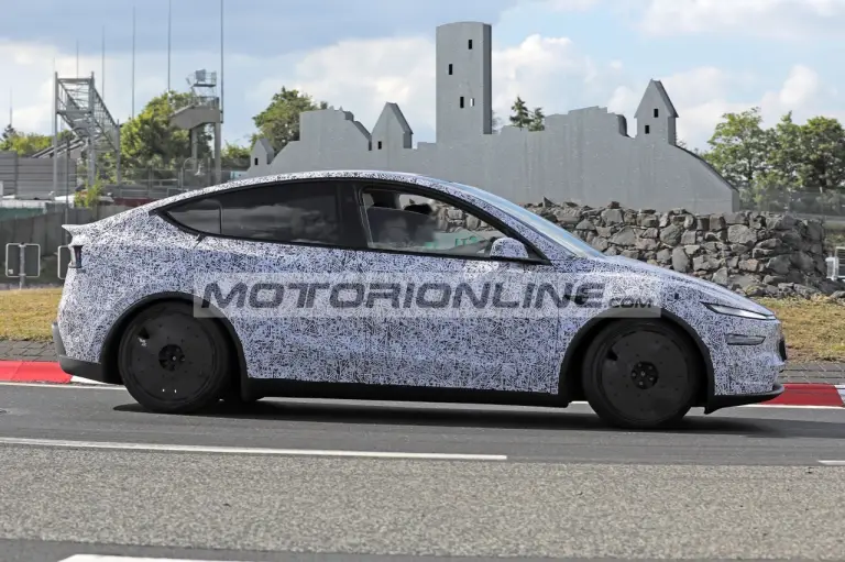 Tesla Model Y Performance - Foto spia 21-5-2025 - 13