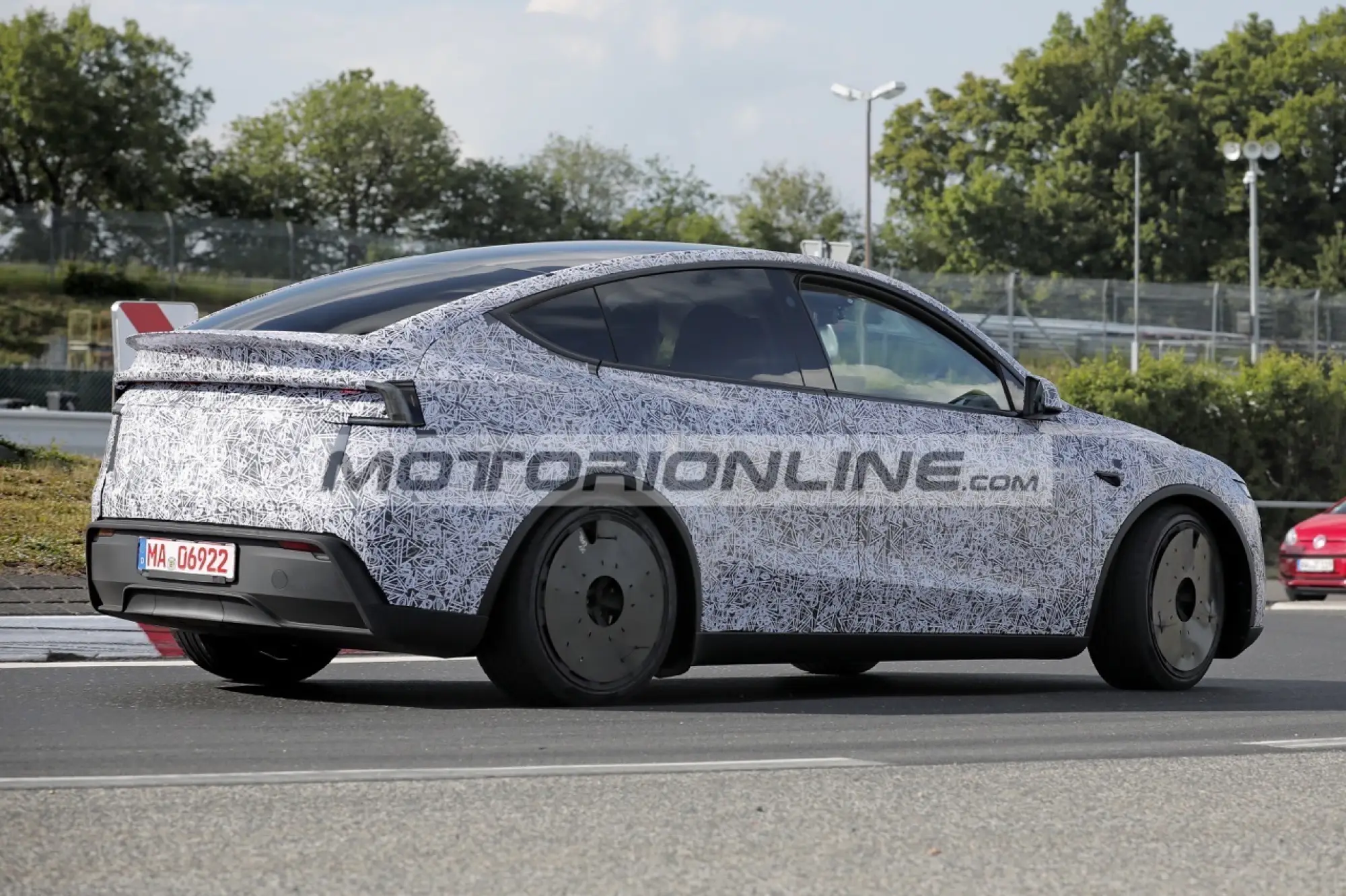 Tesla Model Y Performance - Foto spia 21-5-2025 - 12
