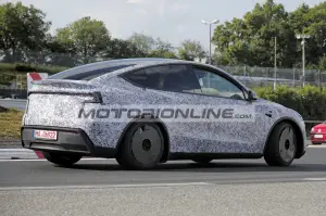 Tesla Model Y Performance - Foto spia 21-5-2025 - 12