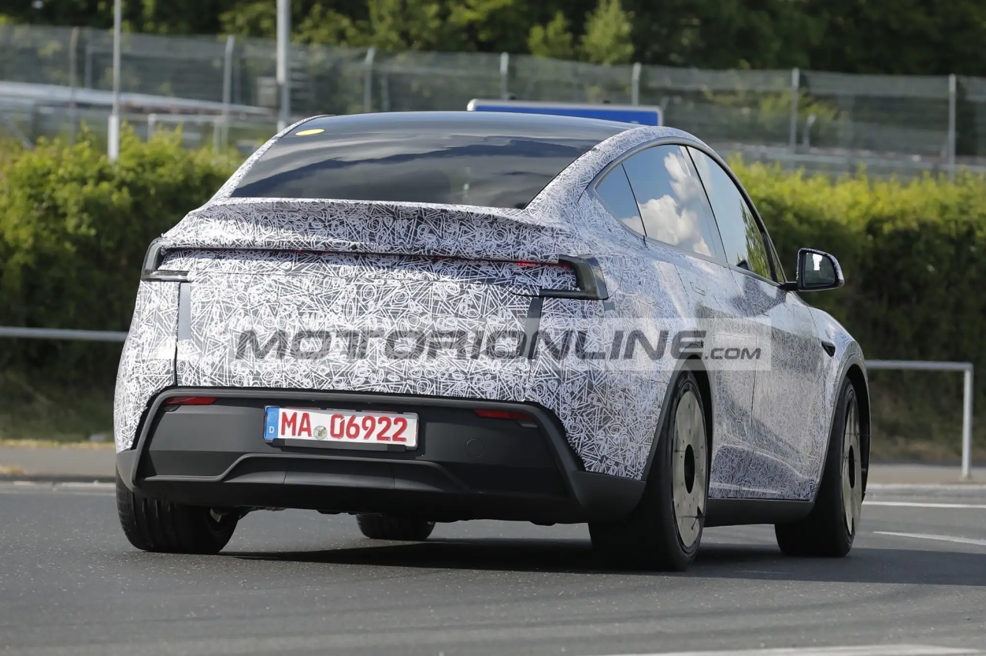 Tesla Model Y Performance - Foto spia 21-5-2025 - 14