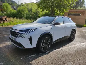 Peugeot e-3008 Dual Motor - Prova Foresta Nera