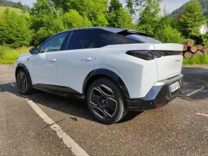 Peugeot e-3008 Dual Motor - Prova Foresta Nera
