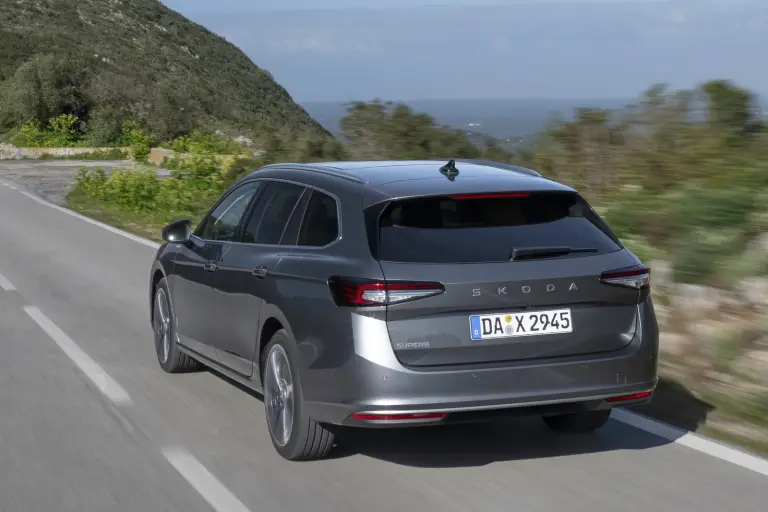 Skoda Superb Wagon 2025: prezzo, foto, dimensioni, allestimenti - 8