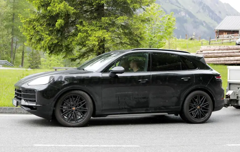 Porsche Cayenne 2026 - Foto spia 04-06-2025 - 3