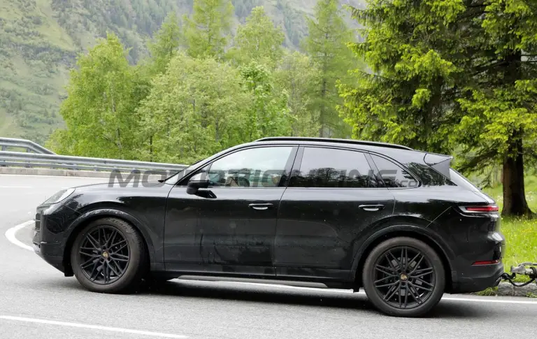 Porsche Cayenne 2026 - Foto spia 04-06-2025 - 5