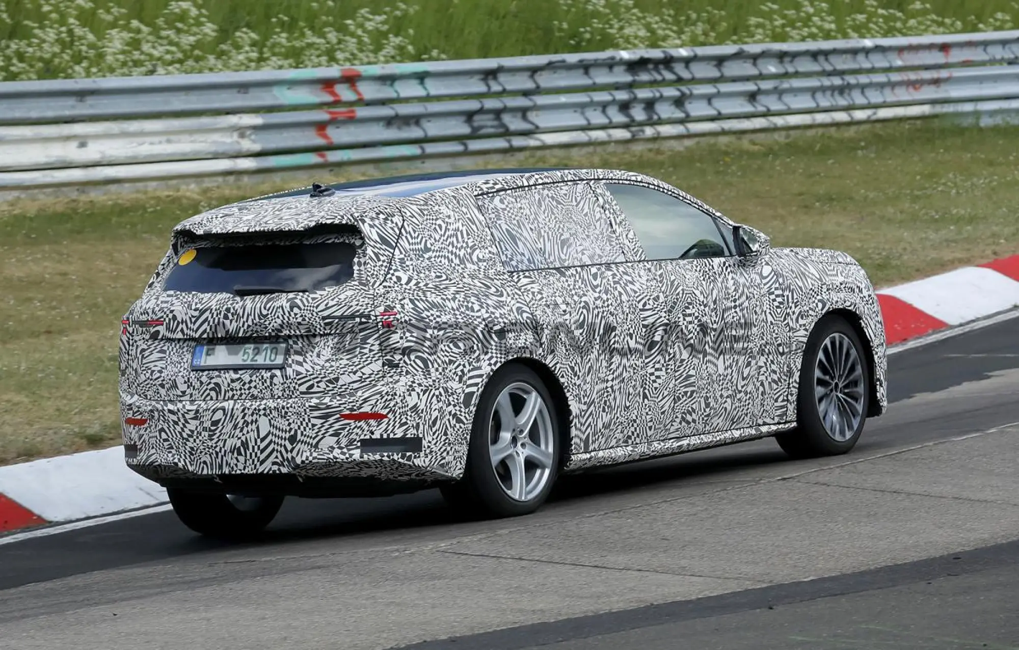 Skoda SUV 7 posti - Foto spia 05-06-2025 - 6
