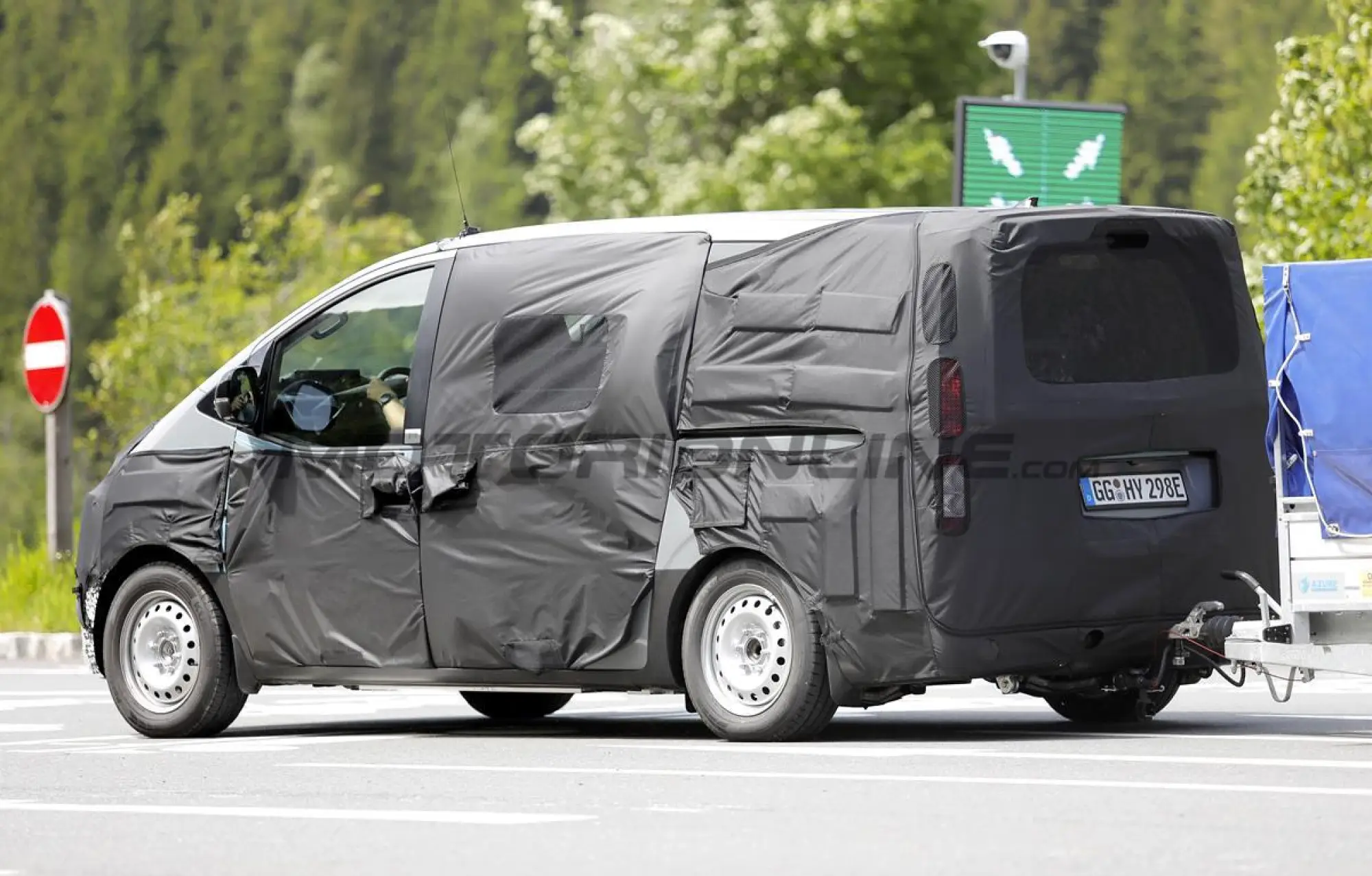 Hyundai Staria 2026 - Foto spia 05-06-2025 - 12