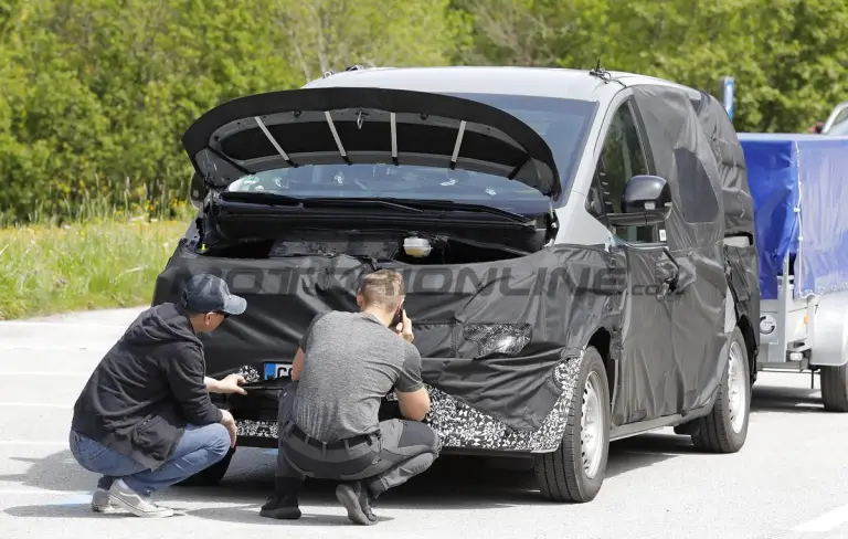 Hyundai Staria 2026 - Foto spia 05-06-2025 - 16