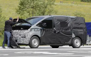 Hyundai Staria 2026 - Foto spia 05-06-2025 - 15