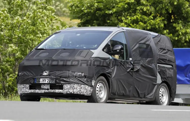 Hyundai Staria 2026 - Foto spia 05-06-2025 - 13