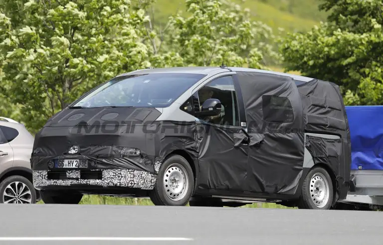 Hyundai Staria 2026 - Foto spia 05-06-2025 - 3
