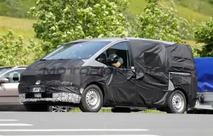 Hyundai Staria 2026 - Foto spia 05-06-2025 - 5