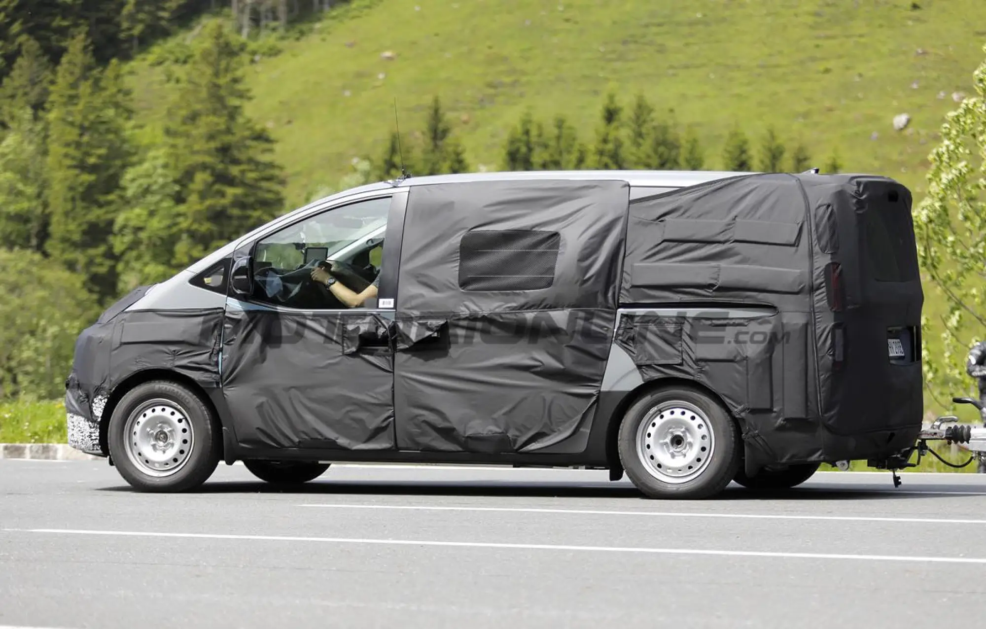 Hyundai Staria 2026 - Foto spia 05-06-2025 - 7