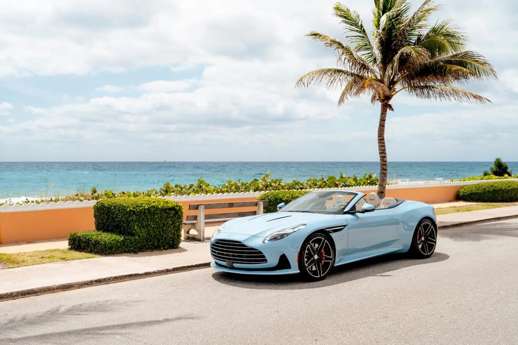 Aston Martin DB12 Volante Palm Beach Edition - 3