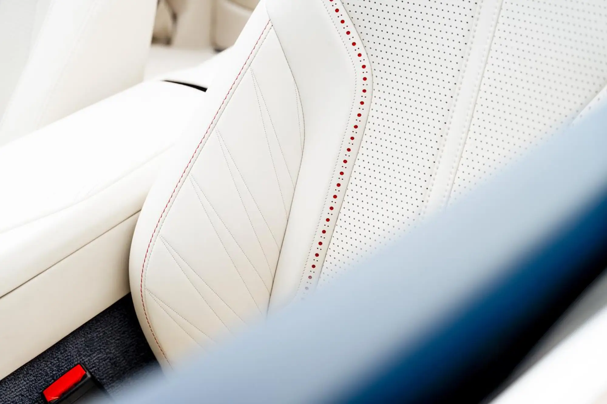 Aston Martin DB12 Volante Palm Beach Edition - 13