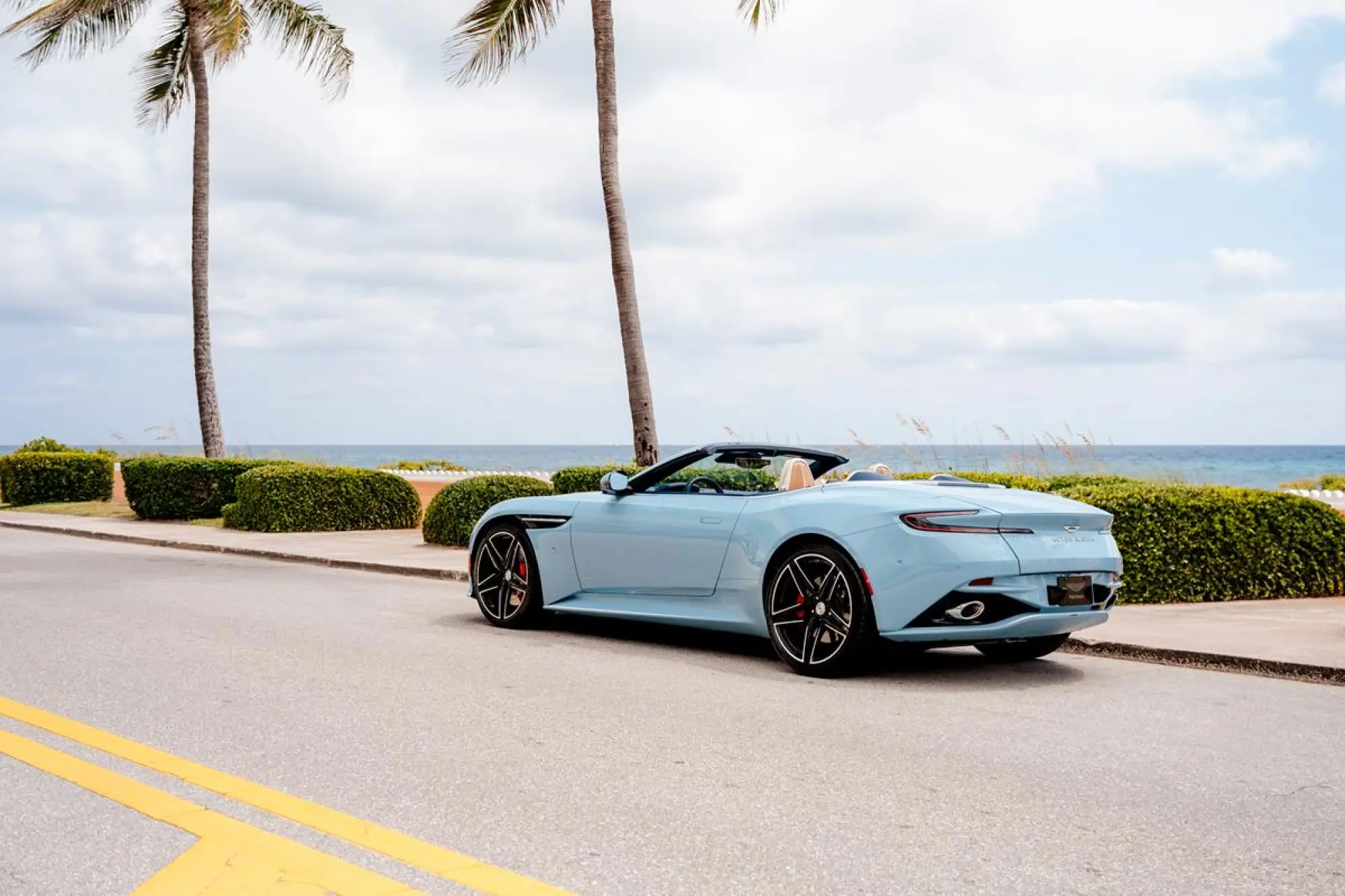 Aston Martin DB12 Volante Palm Beach Edition - 2