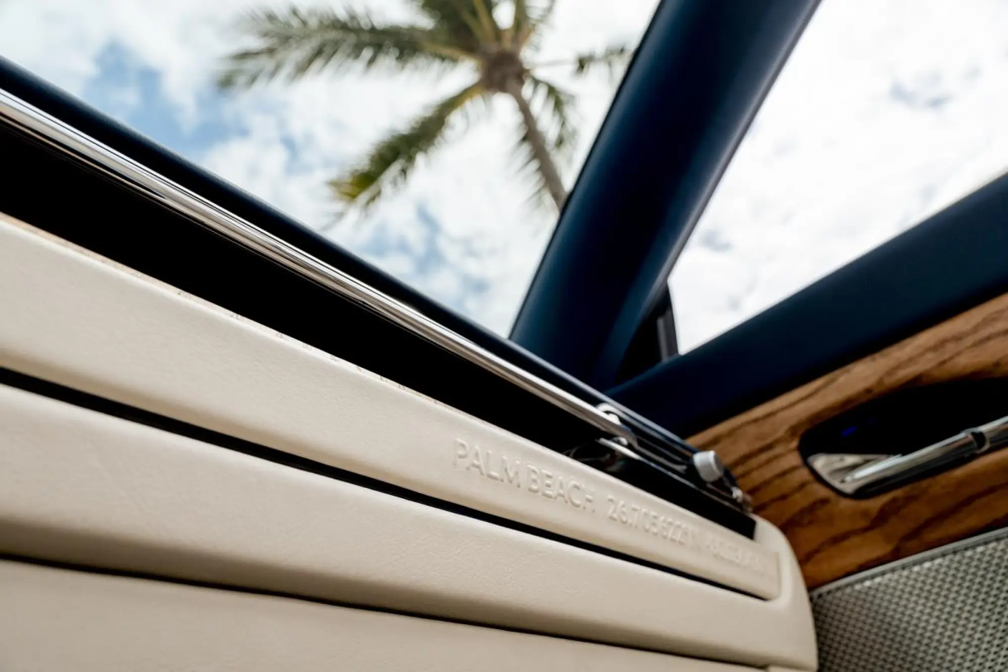 Aston Martin DB12 Volante Palm Beach Edition - 12