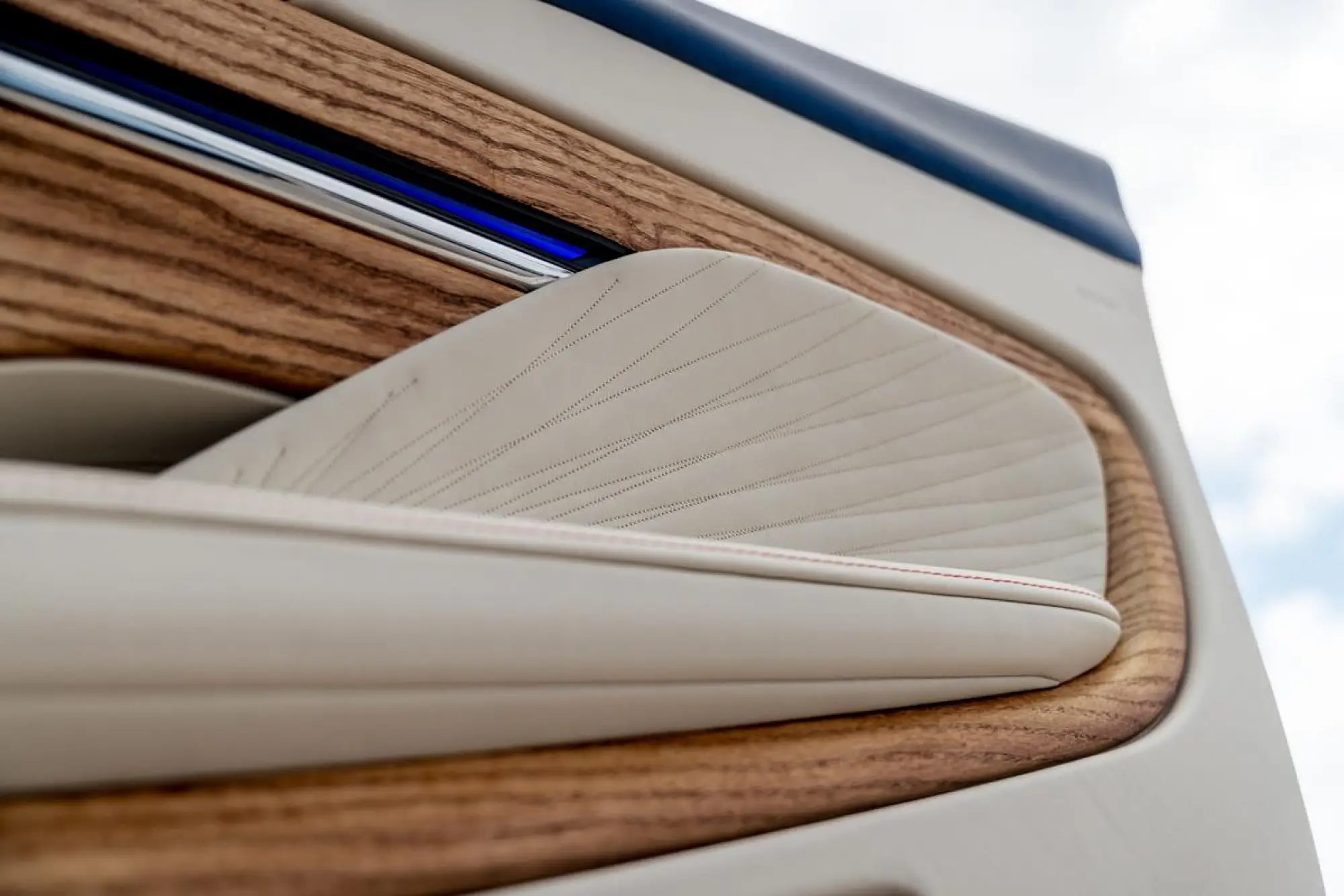 Aston Martin DB12 Volante Palm Beach Edition - 8