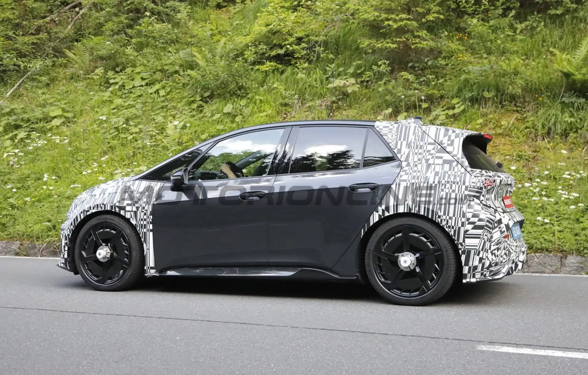 Cupra Born 2026 - Foto spia 16-06-2025 - 12