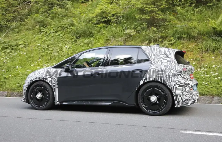Cupra Born 2026 - Foto spia 16-06-2025 - 12