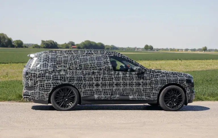 BMW X7 2028 - Foto spia 18-06-2025 - 15