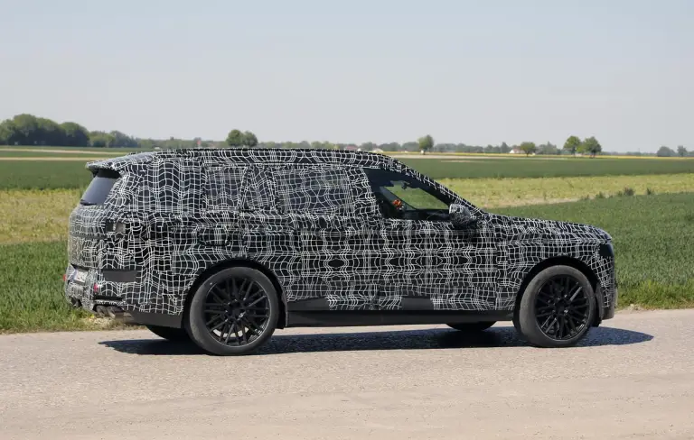 BMW X7 2028 - Foto spia 18-06-2025 - 20