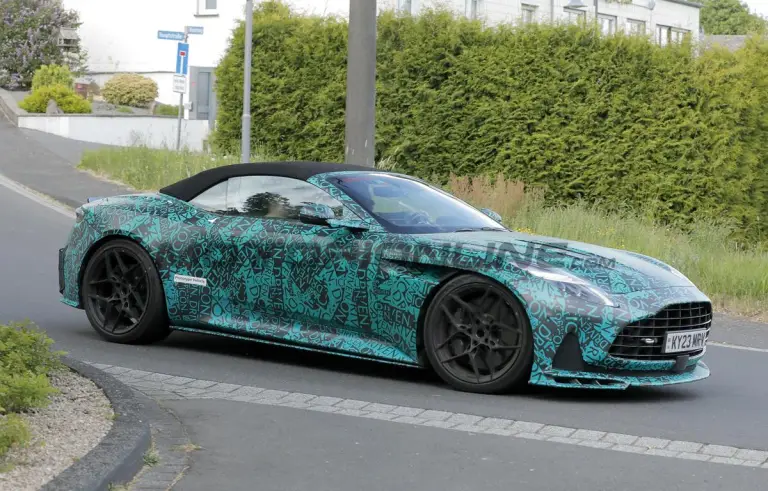Aston Martin DB12 S Volante - Foto spia 01-07-2025 - 3