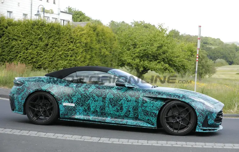 Aston Martin DB12 S Volante - Foto spia 01-07-2025 - 4