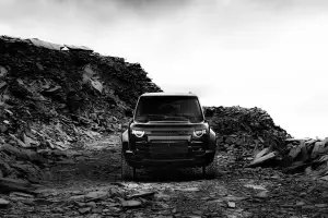 Land Rover Defender Octa Black